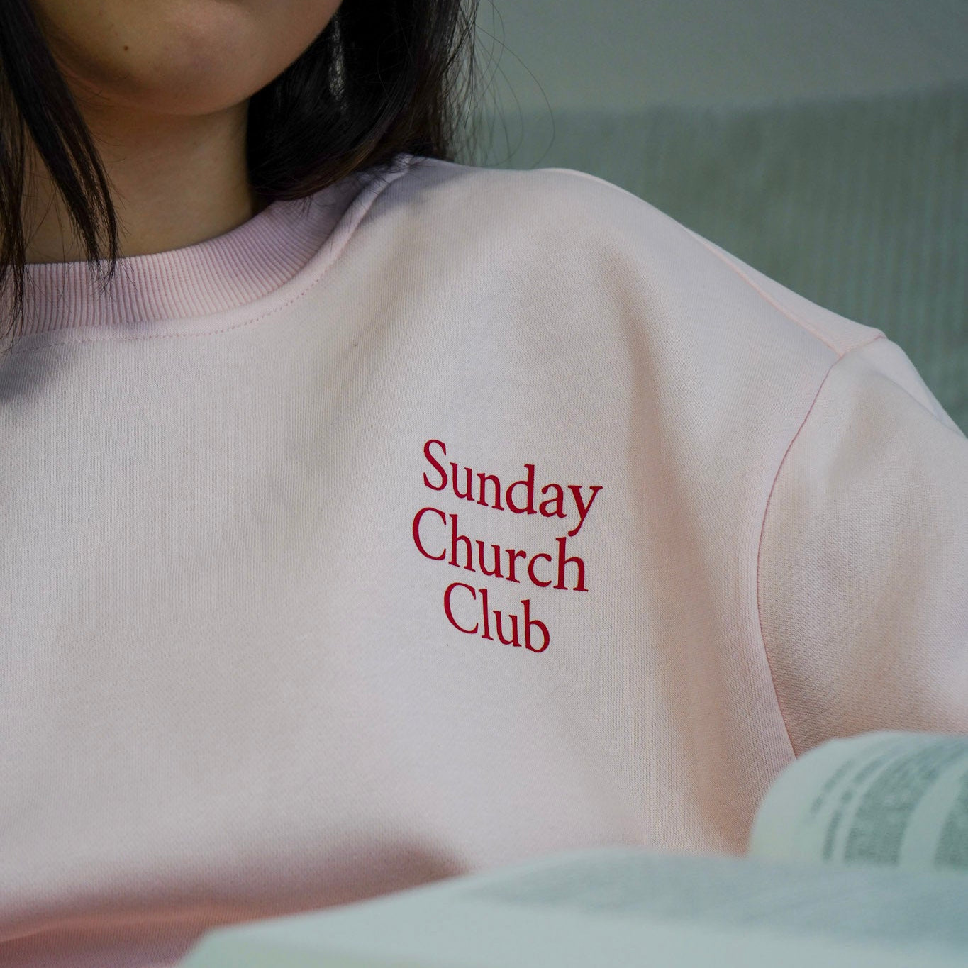 Rosa Sweatshirt mit „Sunday Church Club“-Aufdruck, christliche Mode für Frauen und Mädchen in XS bis XL