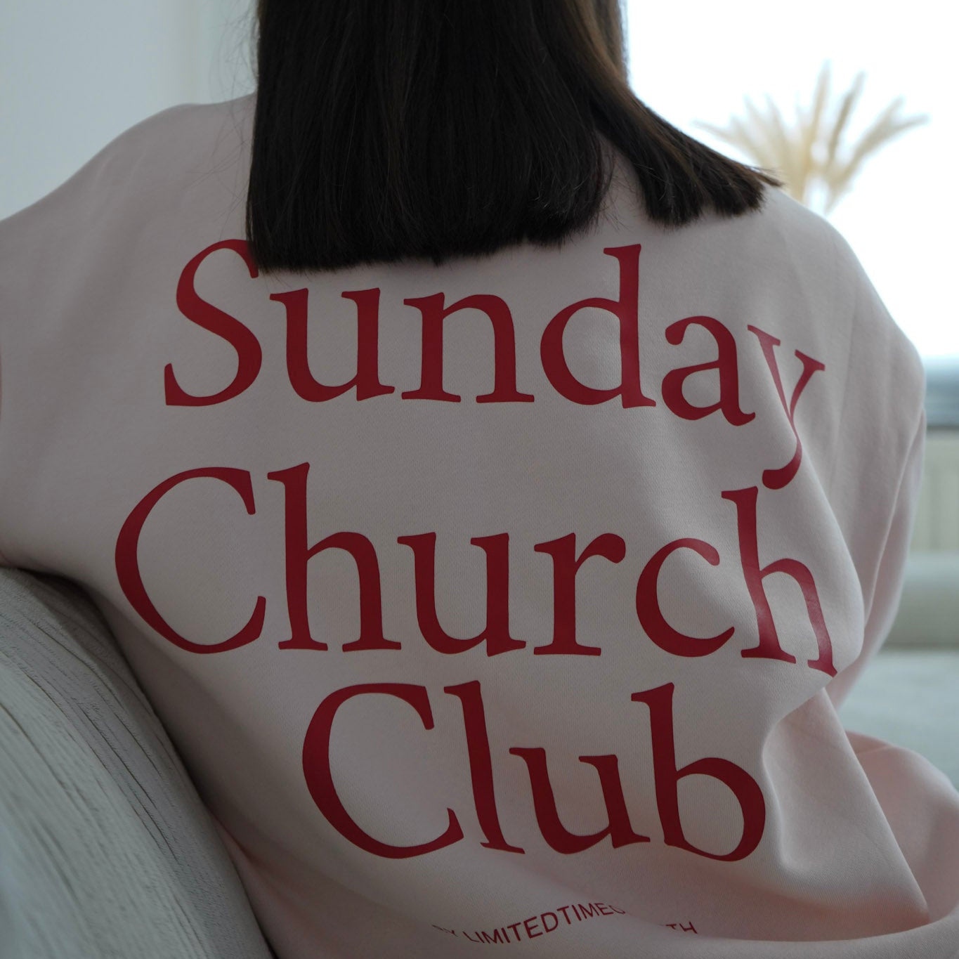 Nahaufnahme Print „Sunday Church Club“ – christlicher Schriftzug