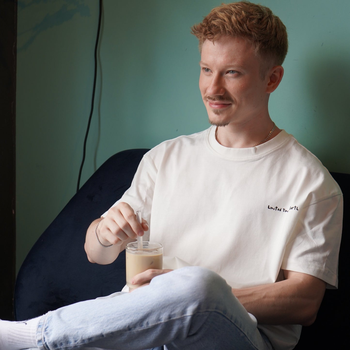 Christliche Mode mit Charakter – Shirt mit Aufschrift ‚This guy runs on Jesus & Coffee‘ in Bubble-Schrift
