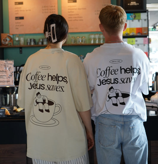 Coffee helps, Jesus saves, Box Schnitt, oversized T-Shirt, Farbe: weiß und Sand, Backprint, im Café