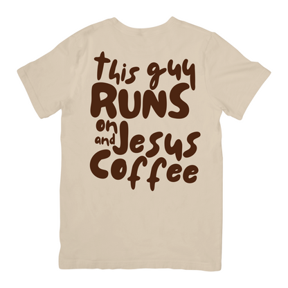 Oversized Herren-T-Shirt mit Backprint ‚This guy runs on Jesus & Coffee‘ – christliche Streetwear