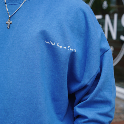 Oversized Sweatshirt, Blau, 100% Bio-Baumwolle, Details vorne, Logo, christliches Design von Limited Time on Earth