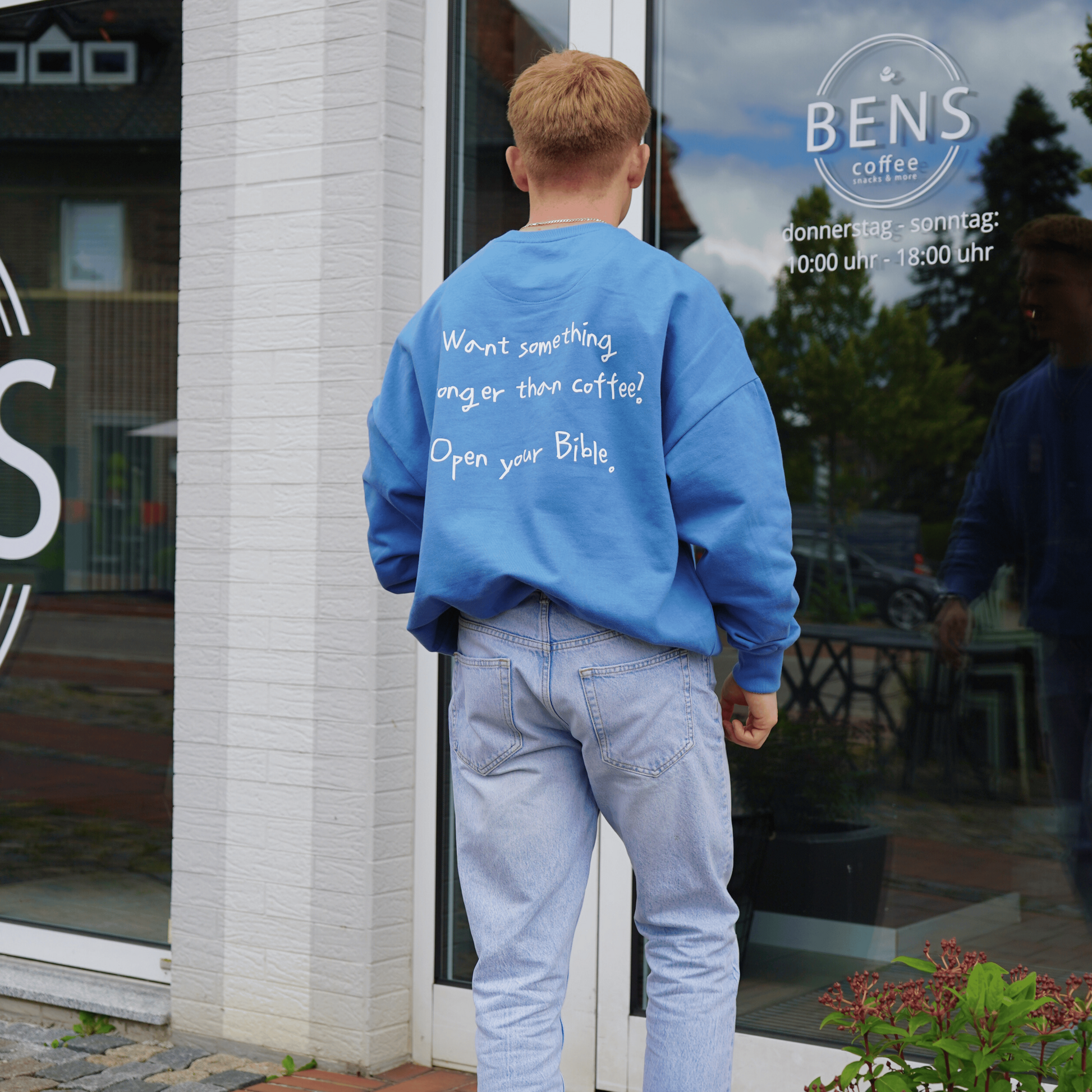 Oversized Sweatshirt, Blau, 100% Bio-Baumwolle, Hinten, christliches Design von Limited Time on Earth